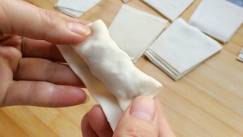 石蛤蟆水饺（博山水饺的包法）,用双手将饺子的两边捏紧，注意不要捏的太宽。