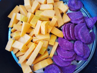 #甜味#小蜜蜂豆沙馒头,南瓜和紫薯去皮切块上锅蒸20分钟