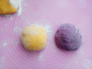 #甜味#小蜜蜂豆沙馒头,揉成光滑的面团，紫薯面团同样的做法