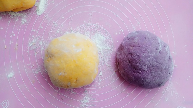 #甜味#小蜜蜂豆沙馒头,揉成光滑的面团，紫薯面团同样的做法