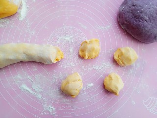 #甜味#小蜜蜂豆沙馒头,黄色的面团搓成条，分成大小均匀的小剂子