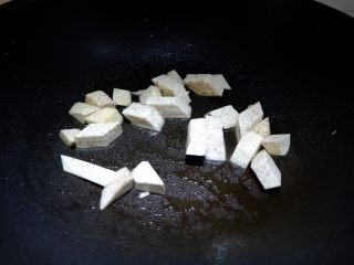 椰奶南瓜香芋煲,锅内倒入少量的食用油，烧制至五成热，倒入香芋