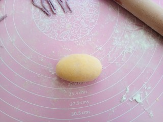 #甜味#小蜜蜂豆沙馒头,搓成椭圆形，这就是蜜蜂的身体