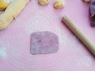 #甜味#小蜜蜂豆沙馒头,紫色面团擀成片