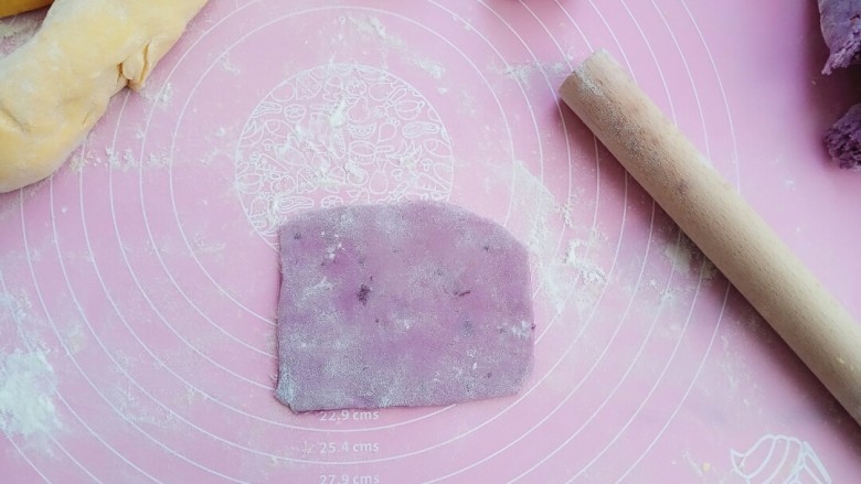 #甜味#小蜜蜂豆沙馒头,紫色面团擀成片