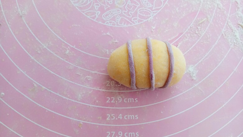 #甜味#小蜜蜂豆沙馒头,将紫色的细丝包在蜜蜂的身体上