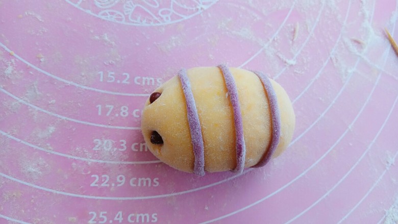 #甜味#小蜜蜂豆沙馒头,做成小蜜蜂的眼睛