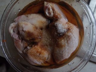 香辣咖喱鸡翅饭,再加入盐味精小米椒腌制30分钟