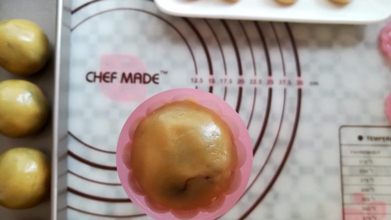 广式红豆沙蛋黄月饼,把月饼球放入学厨的月饼模具中