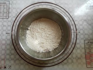 广式红豆沙蛋黄月饼,忘记买中粉，用40%面包粉，加60%蛋糕粉，混合过筛2次