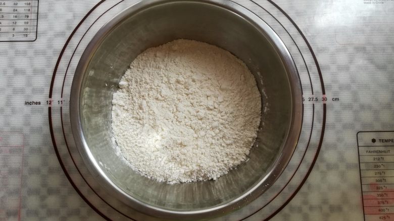 广式红豆沙蛋黄月饼,忘记买中粉，用40%面包粉，加60%蛋糕粉，混合过筛2次