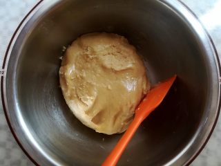 广式红豆沙蛋黄月饼,用刮刀混合均匀，也可以戴上一次性手套抓均匀