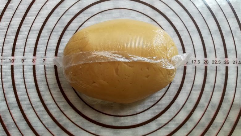 广式红豆沙蛋黄月饼,用保鲜袋把面团装起来室温下松弛2小时