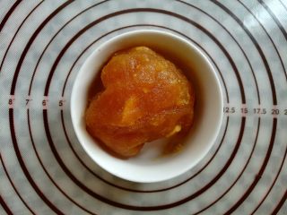 广式红豆沙蛋黄月饼,凤梨馅取出解冻，平均分成15个17克的凤梨馅球