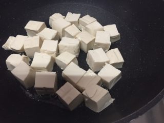 吃豆腐+酸辣腐方鸡丁,放入豆腐方块，每面都稍煎一下