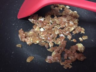 吃豆腐+酸辣腐方鸡丁,中火热锅，锅热后放入鸡腿丁快熟翻炒