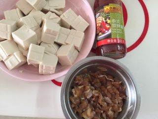 吃豆腐+酸辣腐方鸡丁,材料都准备好，我们开始做菜