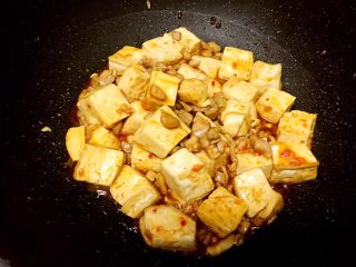 吃豆腐+酸辣腐方鸡丁,轻轻翻炒均匀