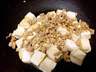 吃豆腐+酸辣腐方鸡丁,放入鸡腿丁