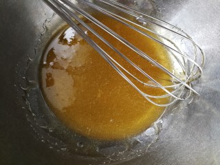 广式莲蓉蛋黄月饼,转化糖浆入盆，用蛋抽划圈搅拌至出现小气泡