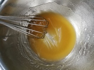 广式莲蓉蛋黄月饼,加入玉米油，继续搅拌，使糖浆和油混合均匀至细腻状态