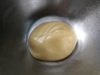 广式莲蓉蛋黄月饼,用刮刀拌匀成团，盖保鲜膜松弛半小时