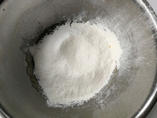 广式莲蓉蛋黄月饼,过筛加入广式月饼预拌粉