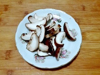一白遮三丑的杏鲍菇香菇炒油面筋,洗干净，切片盛盘