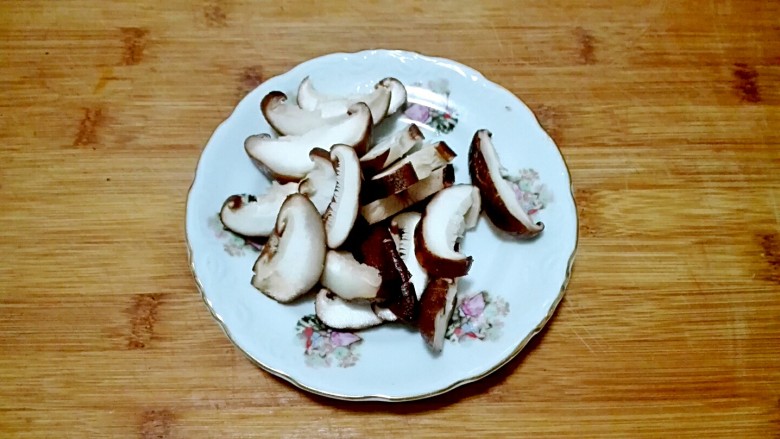 一白遮三丑的杏鲍菇香菇炒油面筋,洗干净，切片盛盘