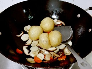 一白遮三丑的杏鲍菇香菇炒油面筋,下干香菇，鲜香菇煸炒，下油面筋，油面筋预先开水泡一下，时间不能长