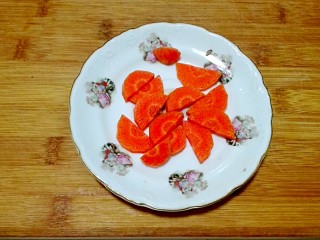 一白遮三丑的杏鲍菇香菇炒油面筋,胡萝卜削去皮，切薄片盛盘
