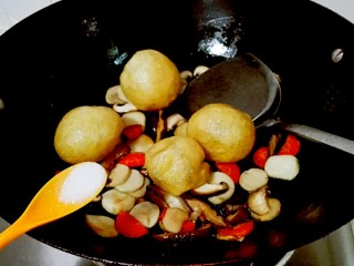 一白遮三丑的杏鲍菇香菇炒油面筋,放半勺盐