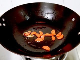 一白遮三丑的杏鲍菇香菇炒油面筋,下胡萝卜稍微煸一下