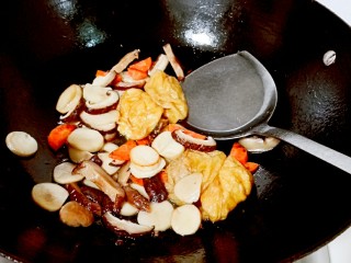 一白遮三丑的杏鲍菇香菇炒油面筋,放生抽，泡香菇的热水，盖盖子烧开，再烧两分钟