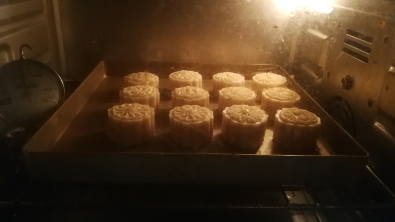 广式莲蓉蛋黄月饼,刷完蛋黄液后继续进炉烘烤12分钟