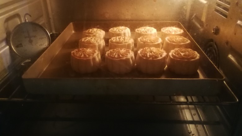 广式莲蓉蛋黄月饼,烤箱175度预热5分钟后，将烤盘放入烘烤，175度上下火中层烤8分钟