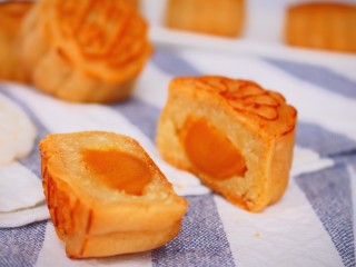 广式莲蓉蛋黄月饼,切开一个尝尝，非常香！