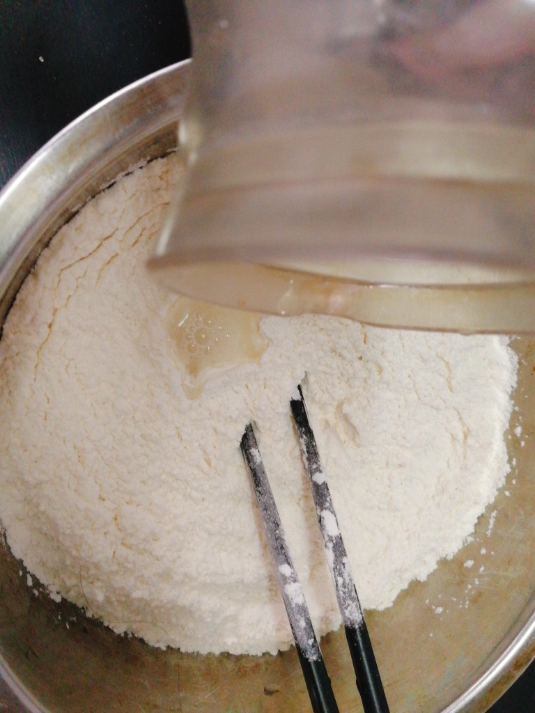 #甜味#仿真土豆--豆沙包,混合均匀后慢慢加入清水