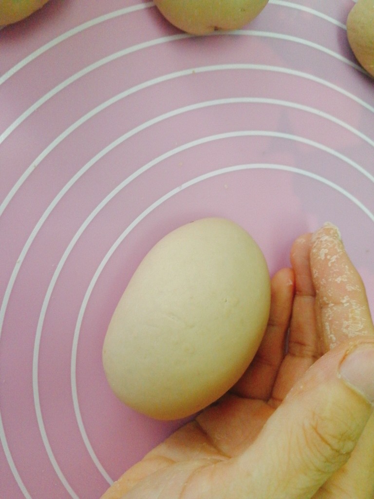 #甜味#仿真土豆--豆沙包,用手掌心搓成椭圆形。