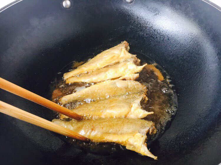 #咸味# 砂锅小黄鱼炖豆腐,把小黄花鱼的两面都煎至金黄色