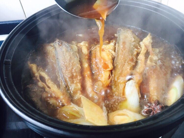 #咸味# 砂锅小黄鱼炖豆腐,大火烧开，用汤勺盛汤汁浇到鱼身上，多重复几次，为了让鱼入味。

