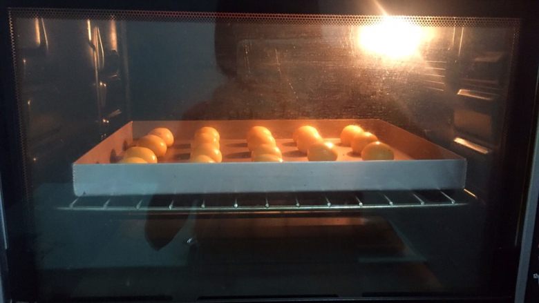 麻薯包,放入预热好的烤箱，上下火150度，中层15-20分钟，烤至表面上色即可