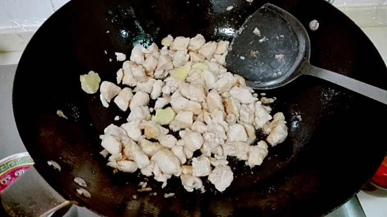 大口吃肉小口喝酒的香菇辣炒鸡丁,炒到鸡丁表面刚发白，歪着锅立即盛出来，锅中留下余油