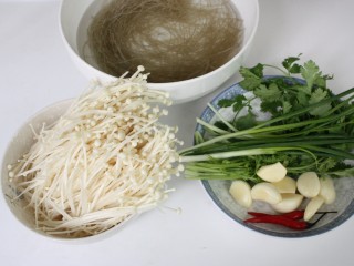 蒜茸烤金针菇,准备好所需食材，大蒜捣成末，小米椒切圈，粉丝提前温水泡软。