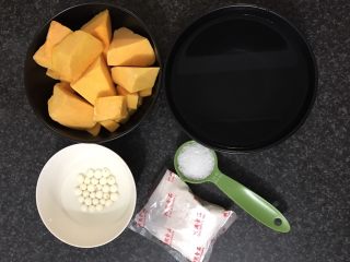 南瓜芡实羮,准备材料，白芡实冷水冲洗干净在纯净水中浸二十分钟。南瓜是超市买的切好块的。