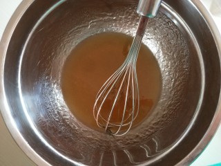 莲蓉蛋黄月饼,转化糖浆+枧水+花生油
混合后搅拌均匀。