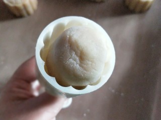 莲蓉蛋黄月饼,搓成圆柱状装入模具。