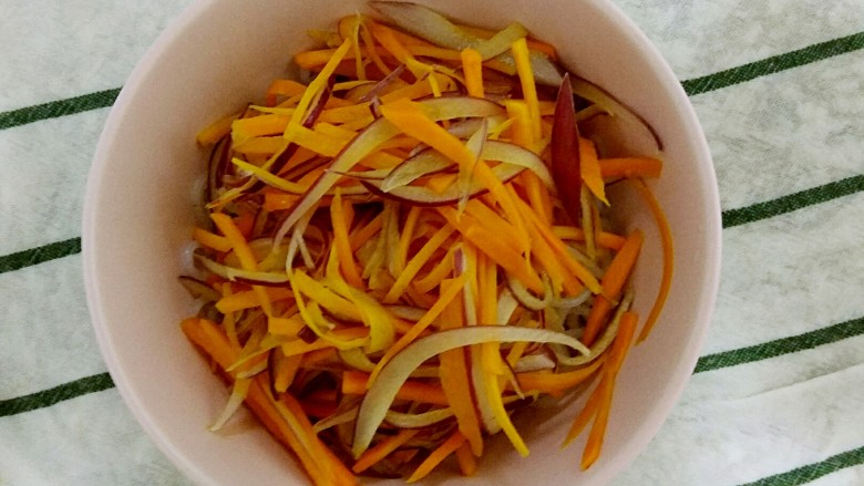 凉拌魔芋丝,炒软的胡萝卜丝和洋葱丝放回装魔芋丝的碗中。