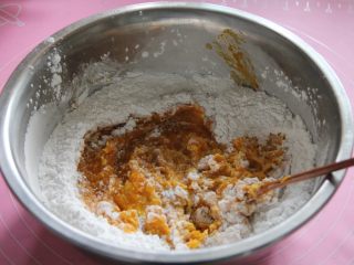 香煎南瓜饼,将糊糊倒入糯米粉中，进行搅拌，直至无干粉状态。