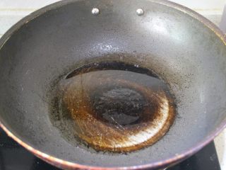 香煎南瓜饼,平底锅将油烧热后，转成小火。